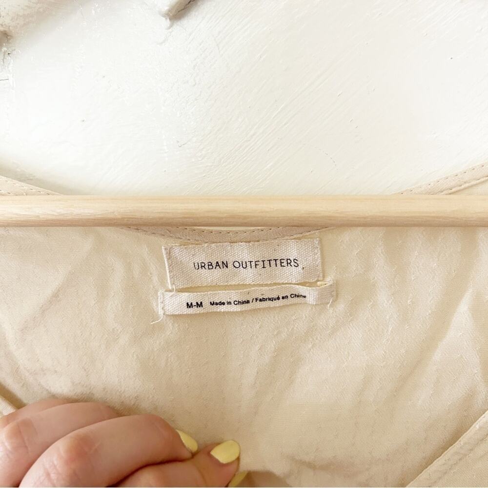 UO Urban Outfitters Cream Long Sleeve Smocked Waist Cropped Top Blouse Size M - Picture 3 of 6